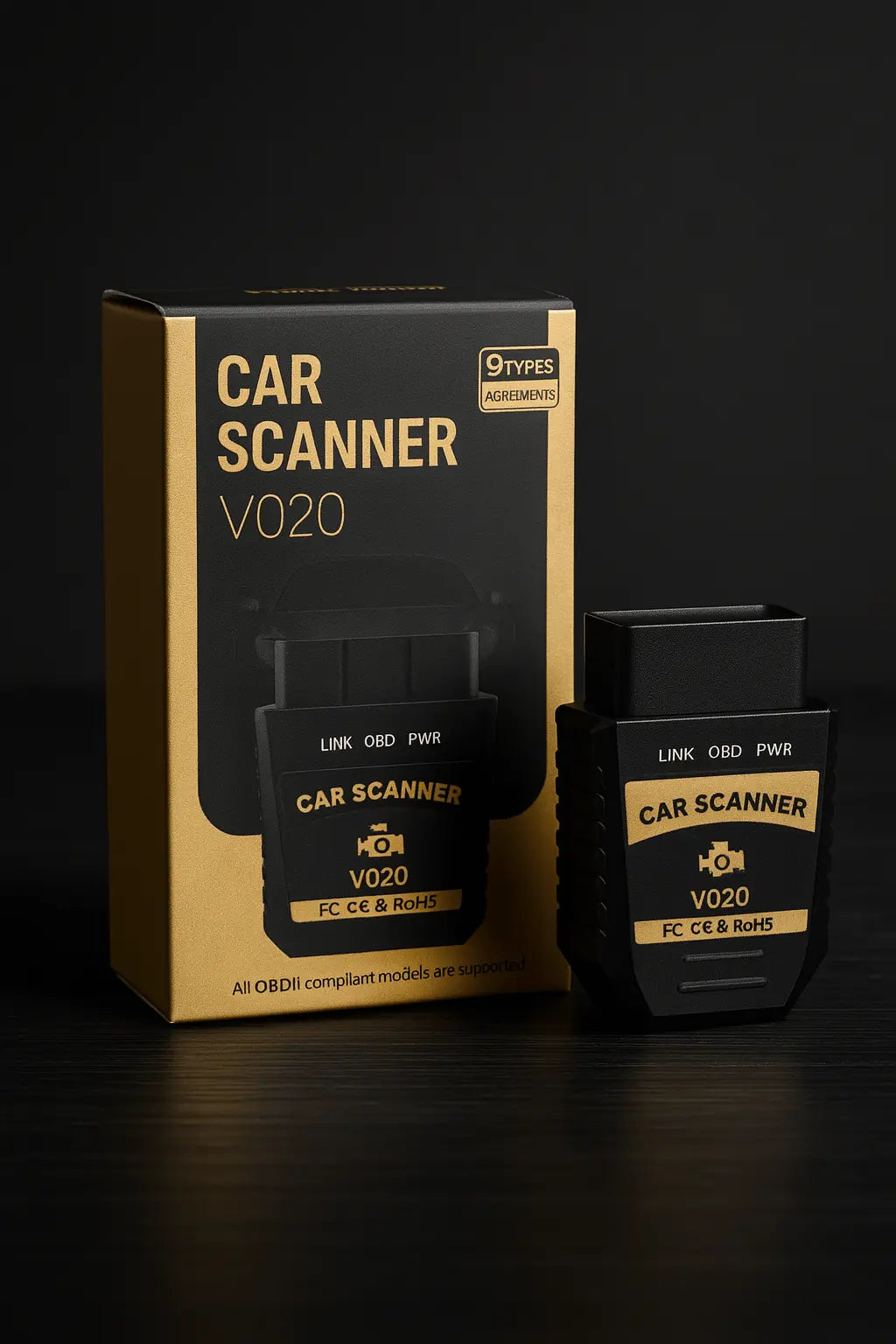 OBD2 bilscanner modell V020 fra Fjellstad Auto vist sammen med original emballasje i sort og gull, brukt for å lese og slette feilkoder i bilen via Bluetooth.